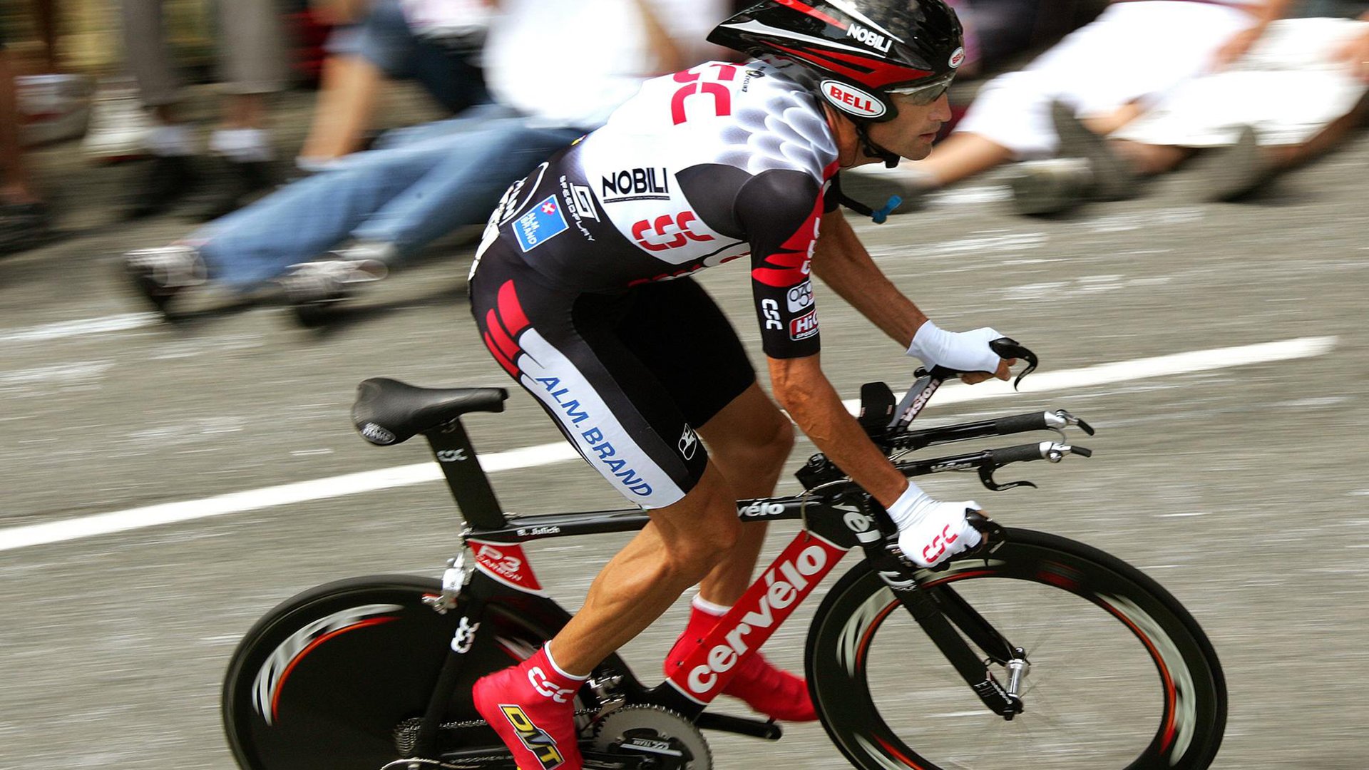 公牛老将接受VR访谈，球迷置身虚拟更衣室，公牛选手